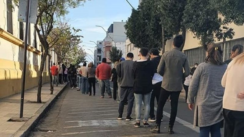 Larga espera de votantes en el Colegio Fasta