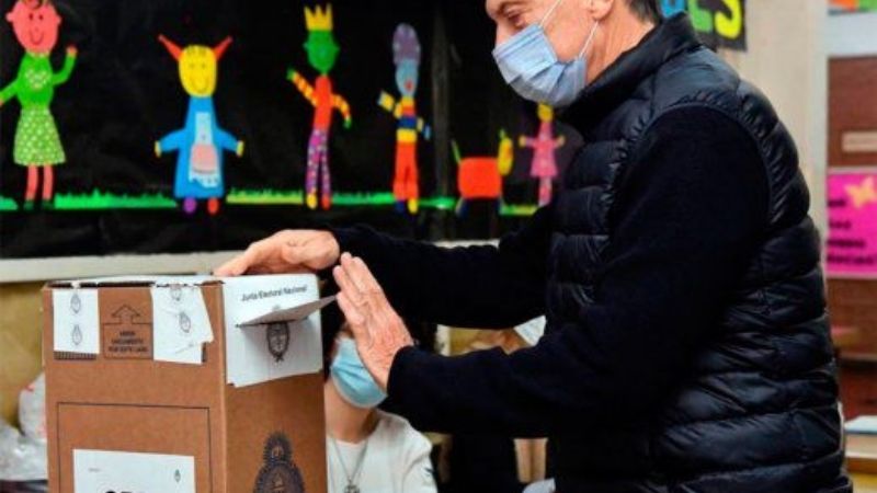 Macri tocó la urna al momento de votar y rompió el protocolo