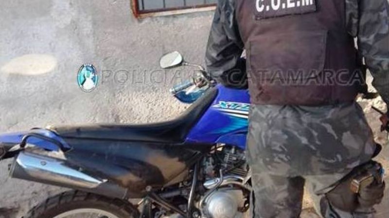 Abandonaron una moto robada y huyeron