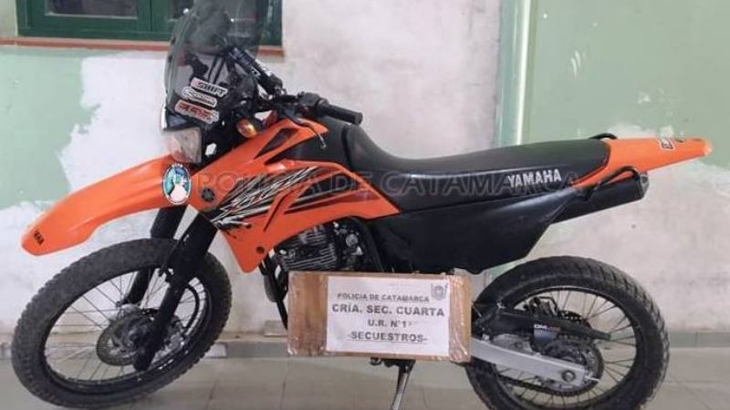 Atraparon a dos jóvenes que intentaron abandonar una moto