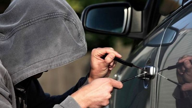 Demoran a un adolescente mientras intentaba abrir un auto ajeno