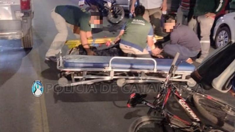 Ciclista chocó contra un auto estacionado