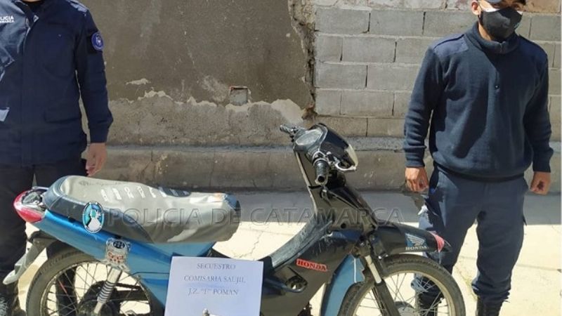 Policías recuperan una motocicleta sustraída en Pomán