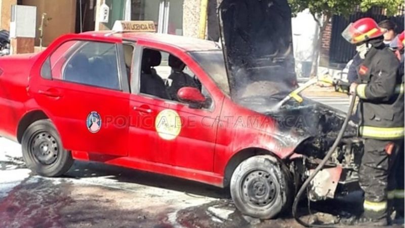 Taxi se prendió fuego mientras iba andando