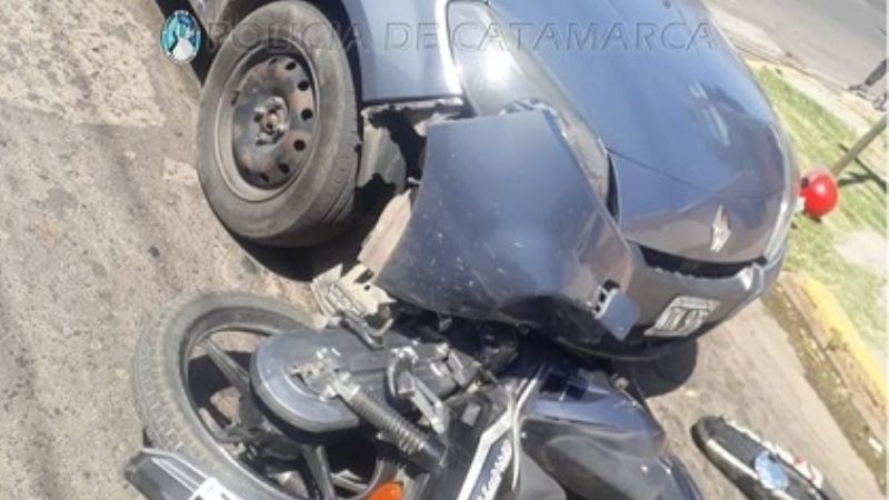 Violento choque entre un auto y una moto
