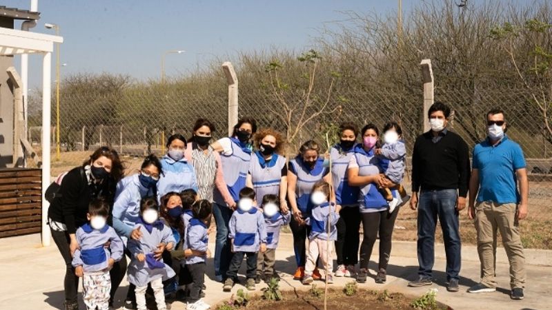 Anticipando la llegada de la primavera, forestan el Jardín Maternal del CAPE