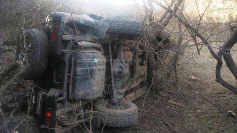 Camioneta con 6 ocupantes volcó en Singuil