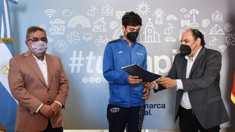 Patinador que viaja al Campeonato Mundial recibió aporte económico