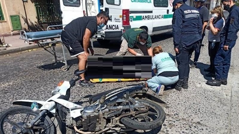 Camión esquivó una moto que derrapó, pero golpeó a otro motociclista