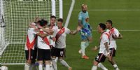 RIVER festeja su gol ante Arsenal, que lo mantiene expectante arriba.