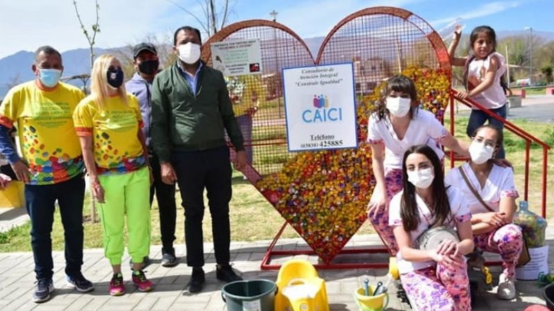 Santa María instaló dos corazones para ayudar al Garrahan