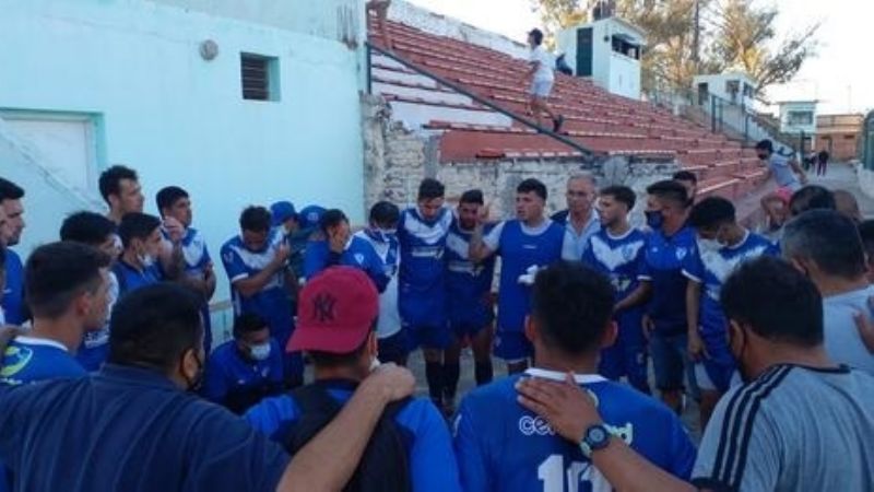 San Lorenzo es escolta y Policial hundió a Villa Cubas