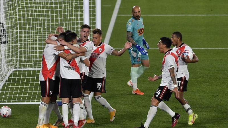 Trabajosa victoria de River, que sigue a tiro de la cima