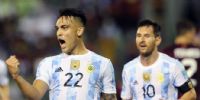 LAUTARO MARTÍNEZ celebra su gol ante Venezuela, el primero de la Argentina.