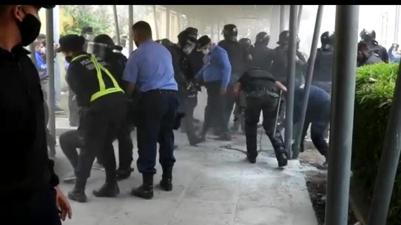 Mujeres se prendieron fuego en el CAPE