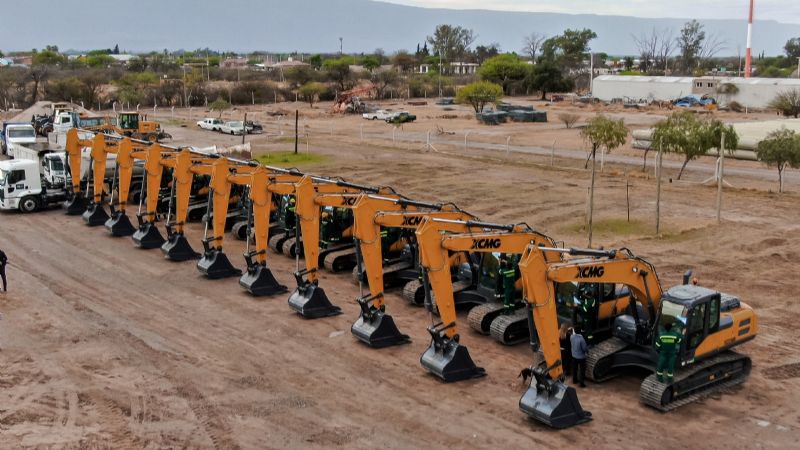 Nuevas excavadoras se suman al parque automotor de la provincia