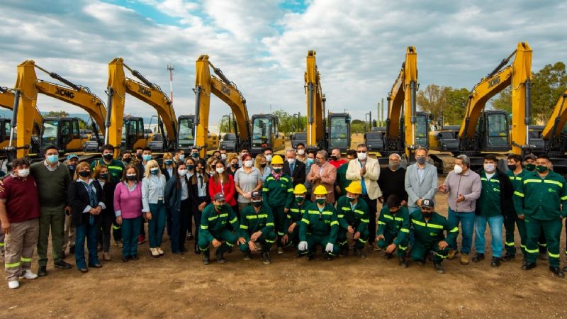 Nuevas excavadoras se suman al parque automotor de la provincia