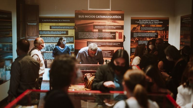 Abrió la muestra sobre Juan Alfonso Carrizo en la Casa de la Cultura