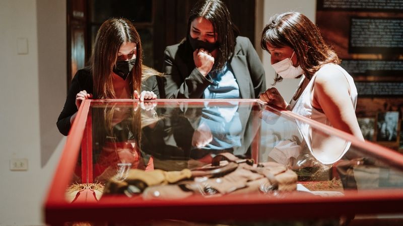 Abrió la muestra sobre Juan Alfonso Carrizo en la Casa de la Cultura