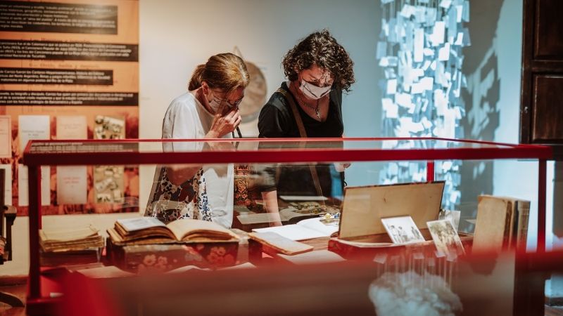 Abrió la muestra sobre Juan Alfonso Carrizo en la Casa de la Cultura