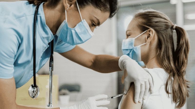 Pfizer informó que su vacuna es segura y genera anticuerpos en niños