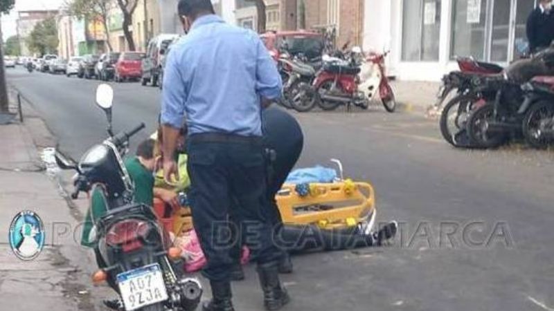 Motociclista se cayó de la moto en el centro