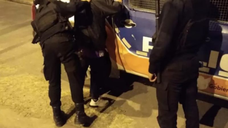 Desaforado agredió a golpes y patadas a policías