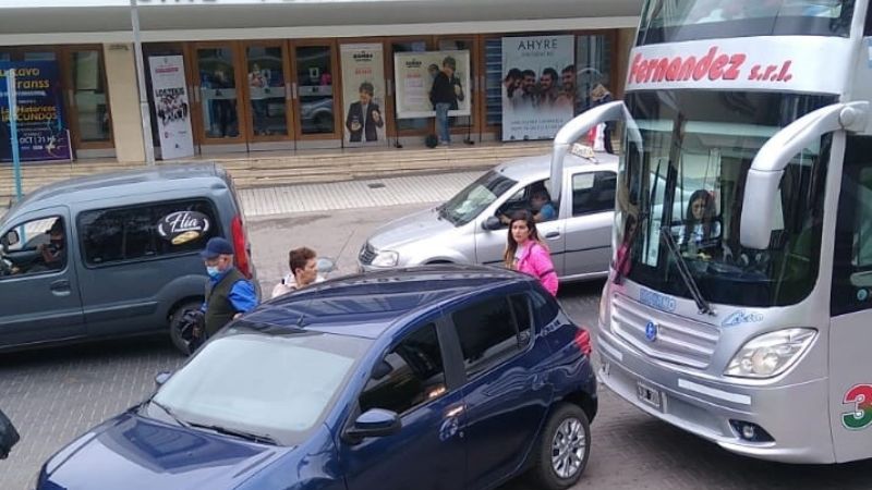 Autos mal estacionados impiden el desembarco de turistas