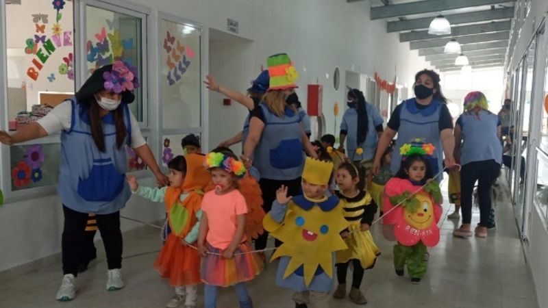 Desfile por la llegada de la Primavera en el Jardín del CAPE