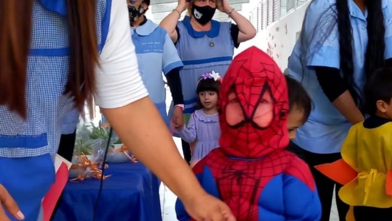 Desfile por la llegada de la Primavera en el Jardín del CAPE