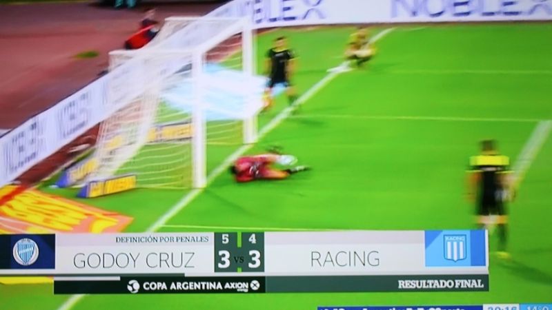 Godoy Cruz dio el golpe ante Racing y sigue en la Copa