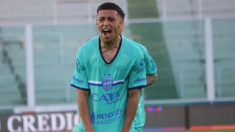 Godoy Cruz dio el golpe ante Racing y sigue en la Copa