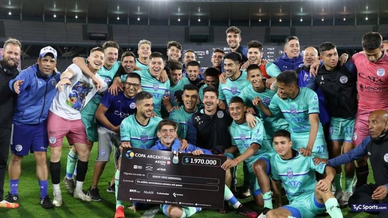 Godoy Cruz dio el golpe ante Racing y sigue en la Copa