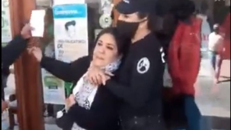 Pasaron a disponibilidad a mujer policía que arrestó con violencia a comerciantes