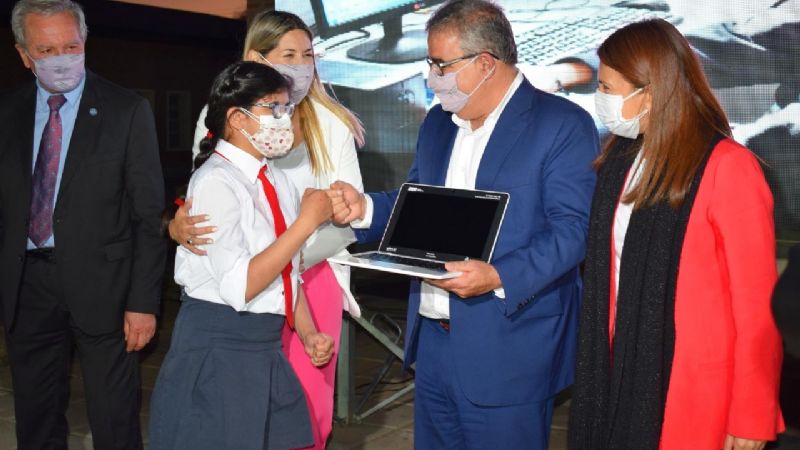 Jalil entregó netbooks a alumnos de la Escuela Secundaria N° 76