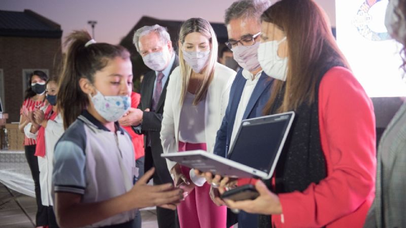 Jalil entregó netbooks a alumnos de la Escuela Secundaria N° 76