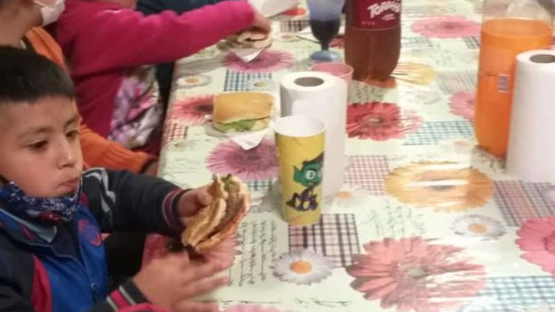 Festejos estudiantiles en la Escuela Nº 374 de Los Ángeles