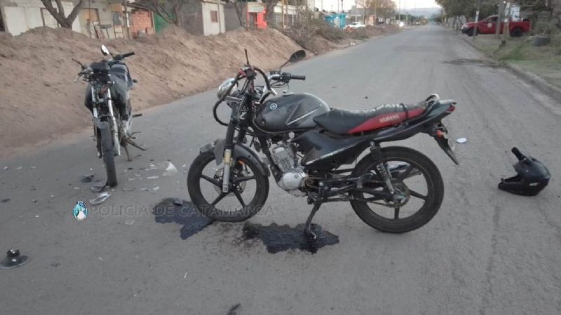 Impactaron dos motos: dos jóvenes heridos
