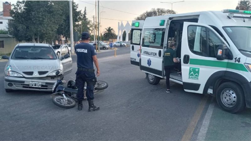 Un auto impactó contra una moto en la ruta 1