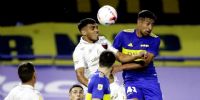 Rodrigo Montes salta a cabecear con Delgado en un intento ofensivo de Boca.