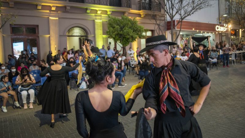 Fiesta en la plaza 25 de Mayo por la Semana del Turismo