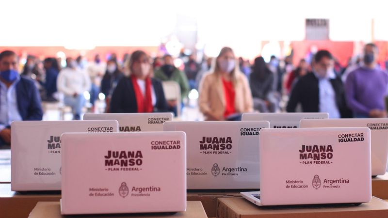 Alumnos de Corral Quemado recibieron netbooks