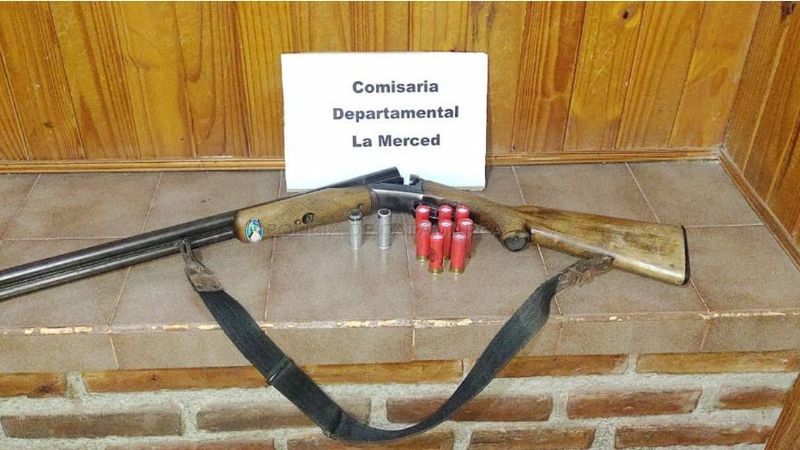 Tres tucumanos llevaban una escopeta sin papeles en el auto