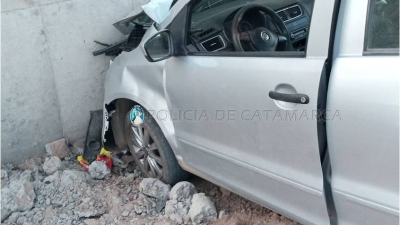 Chocó contra el muro de un puente en la ruta 60