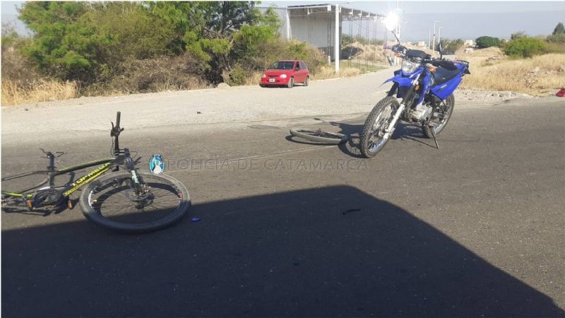 Joven en moto chocó contra un ciclista
