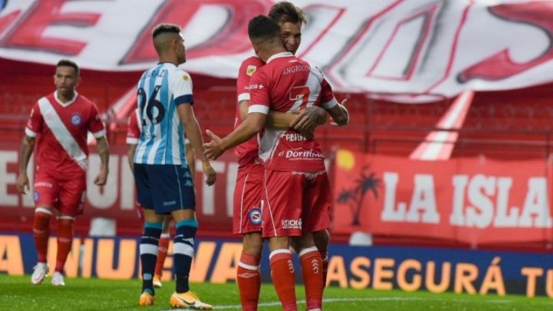 Argentinos Jrs. venció a Racing y Huracán a “Ñuls”