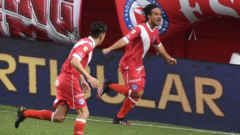 Argentinos Jrs. venció a Racing y Huracán a “Ñuls”