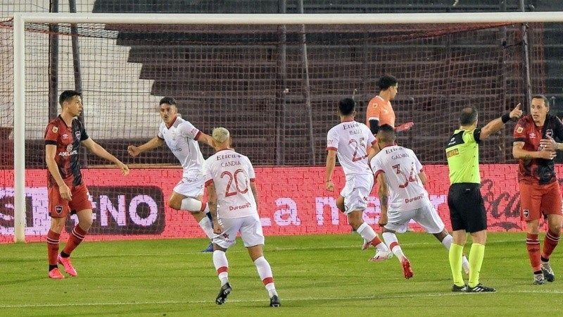 Argentinos Jrs. venció a Racing y Huracán a “Ñuls”