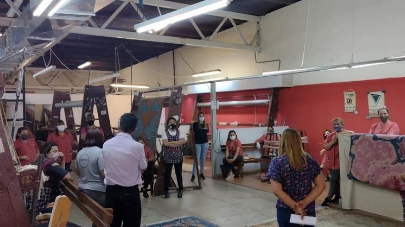 Trabajadores de la Fábrica de Alfombras con quite de colaboración
