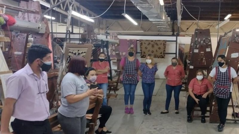 Trabajadores de la Fábrica de Alfombras con quite de colaboración